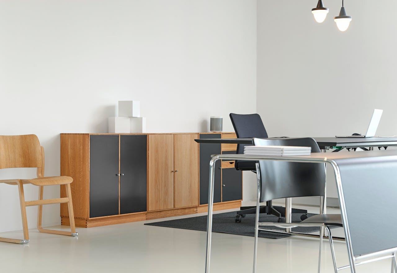 brand-01 A clean and organized modern office space with stylish furniture and decor.